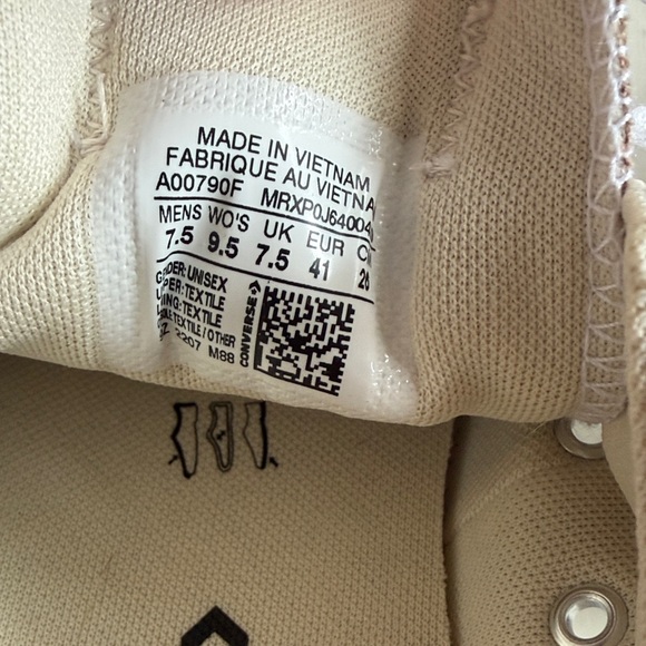 Converse Sneakers NWOT - Picture 3 of 3